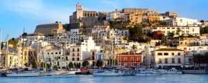 Ibiza Eivissa ville avec vue sur la mer bleue de la Méditerranée la ville